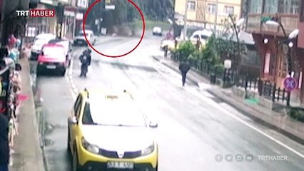 Rize'de kaya parçaları yola düştü