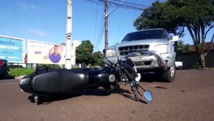 Motociclista colide contra S-10 em cruzamento, no Bairro São Cristóvão