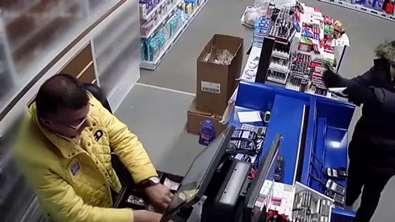 Polis ekipleri 4 kilometre boyunca kardaki ayak izlerini takip edip soyguncuyu tespit etti