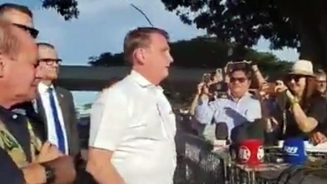 Bolsonaro Fala Sobre as Forças Armadas, Combate ao Coronavírus e Política