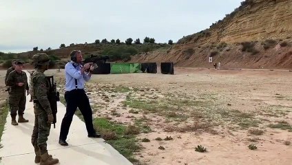 Javier Ortega Smith, disparando en una base militar: "Este es un hijo de puta del Daesh que había que cargárselo"