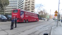 Aficionados del Madrid y el Atlético calientan el ambiente previo al derbi