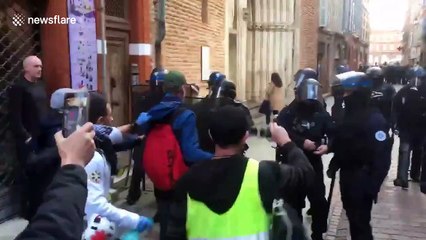 Toulouse riot police ENTER CHURCH to arrest yellow vest protesters