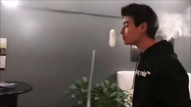 Ce champion de Vaping fait des ronds de fumée incroyables