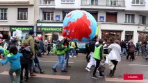 Marche pour le climat à Grenoble: la Société Générale visée et plus d'un millier de personnes dans les rues