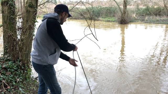 Pêcher à l’aimant pour nettoyer les fonds des rivières