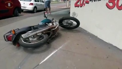 Freio de moto falha, jovem perde o controle e bate em parede de restaurante, no Coqueiral