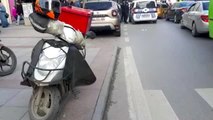 Ters yönde giden motosikletin çarptığı yaya yaralandı