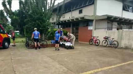 Ciclista é socorrida após sofrer queda, próximo ao Trevo do Guarujá
