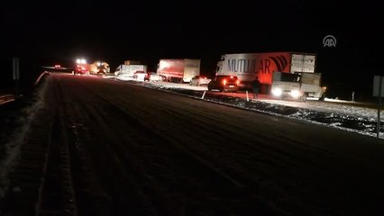 Devrilen tır nedeniyle Ağrı-İran kara yolunda ulaşım aksadı