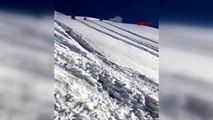 Kayak yapan çocukların 'çığ'a yakalandığı o anlar kamerada