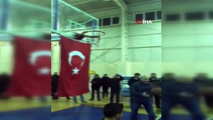 İçişleri Bakanı Süleyman Soylu depremzede çocuklarla basketbol oynadı