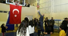 İçişleri Bakanı Soylu, Elazığ'da depremzede çocuklarla basketbol oynadı