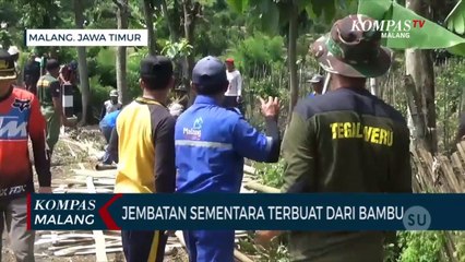 Gotong Royong Warga dan TNI Polri Bangun Jembatan Darurat