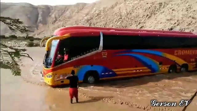 BUSES CRUZANDO RIO PESCADORES OCOÑA AREQUIPA BUSES DEL PERU