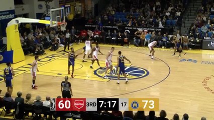 Juan Toscano-Anderson slams home the alley-oop