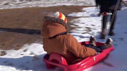 Vatandaşlar kar görmek için Dinek Dağı'na çıkıyor