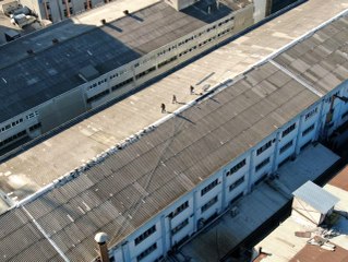 İş yeri çatısında tehlikeli onarım