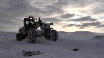 Karla mücadele ekipleri, köy yollarında zorlu kış mesaisinde