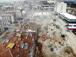 Elazığ'da depremde hasar gören bina çöktü