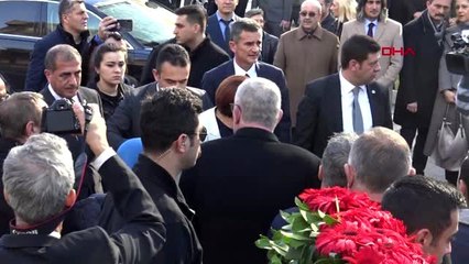 İzmir-akşener, şehit fethi sekin'in anıtına çelenk bıraktı