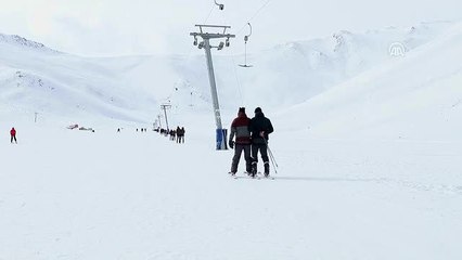 Koruma altındaki çocukların kayak keyfi