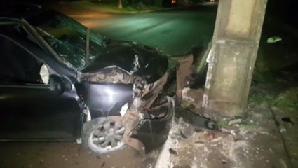 Carro atinge poste na Rua Maracaí, no Floresta