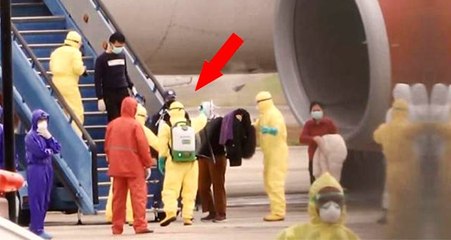 Endonezya'da, Vuhan'dan tahliye edilen yolcuların üzerine dezenfektan sıkıldı