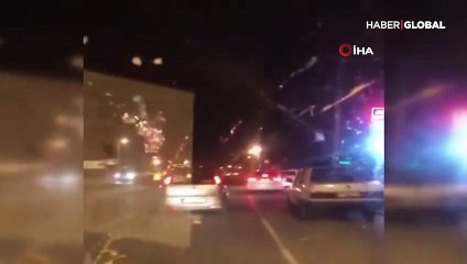 Arkalarındaki araca yumurta attılar