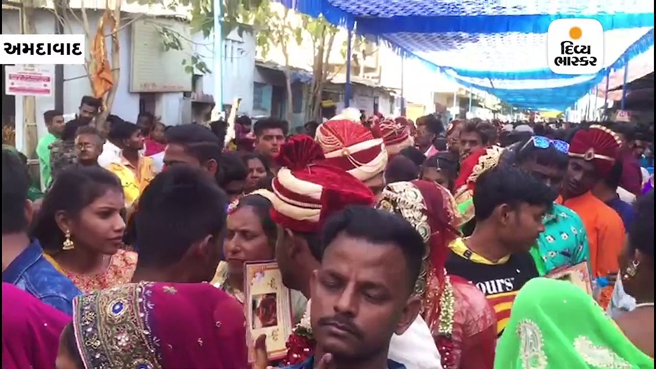 અમદાવાદમાં આદિવાસી ભીલ સમાજના સમૂહલગ્નમાં વરરાજાને હેલ્મેટની ભેટ