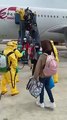 Çin'den gelen yolculara dezenfektan sıktılar