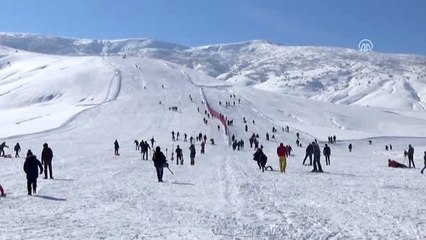 Muş'ta sezonu açan kayak merkezinde "ilk gün" yoğunluğu
