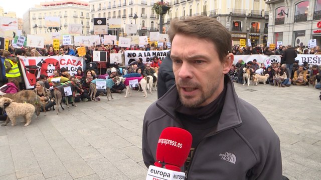 Miles de personas se manifiestan para proteger a los perros de caza
