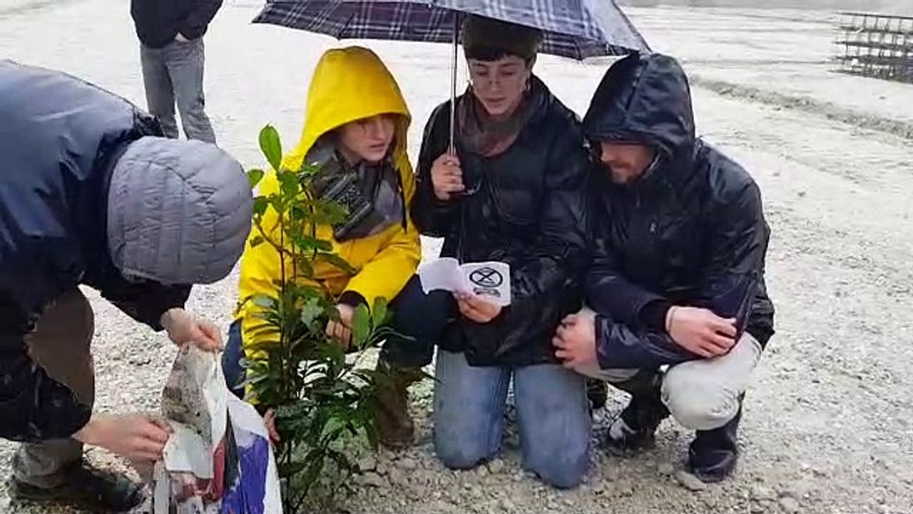Amazon à Annecy : après avoir planté l'arbre, les manifestants chantent autour de la plante symbolique