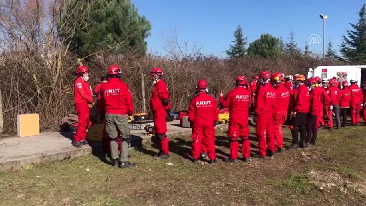 AKUT, gönüllülere "Kentsel Arama Kurtarma Eğitimi" veriyor