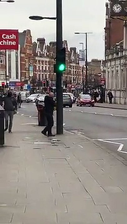 Londres : un homme abattu après avoir poignardé plusieurs personnes, la police évoque un acte "terroriste"