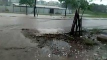Rua Tamoios é tomada por água da chuva e moradores reclamam