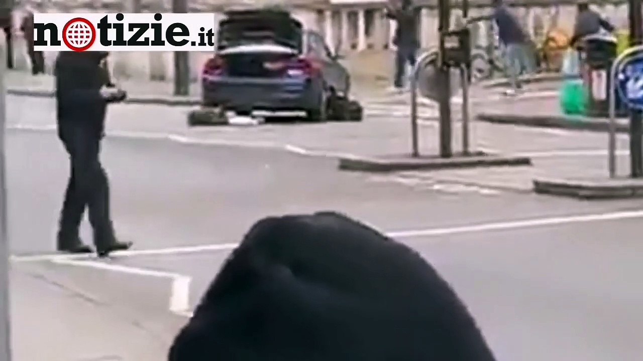 Londra, accoltella passanti in strada. La polizia: "È terrorismo" - Notizie.it