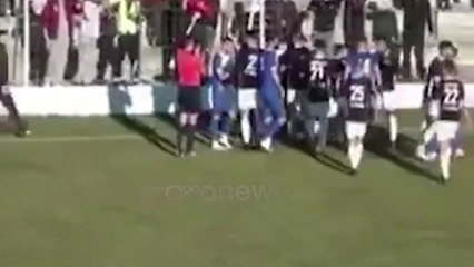 Ora News - "Plas" në Kategorinë e Dytë, shkelma e grushta në fushë dhe tribuna