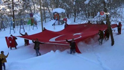 Irkçı Yunan milletvekiline bayraklı tepki