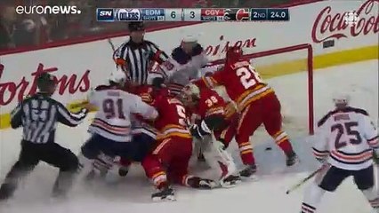 Video: Hokey maçında oyuncular maçı bırakıp birbirine girdi