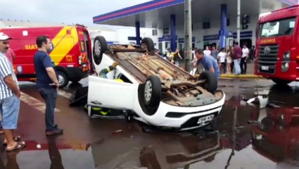 Colisão entre carros seguida de capotamento é registrada no Bairro Coqueiral