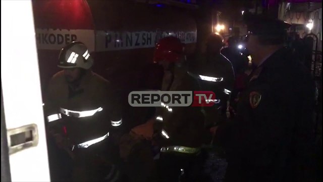 Report TV -Zjarri në Shkodër/ Humb jetën 60-vjeçari! Momenti kur nxirret trupi