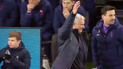 La réaction déjà mythique de Jose Mourinho pour demander un 2ème carton jaune pour un adversaire