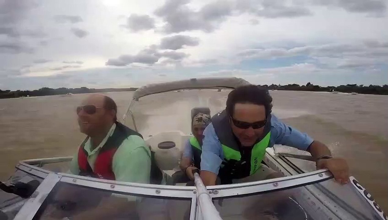 Un avion qui vole en rase-motte frôle un bateau... Chanceux