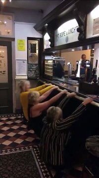 Ces 3 mamies jouent les danseuses de boite de nuit... raté