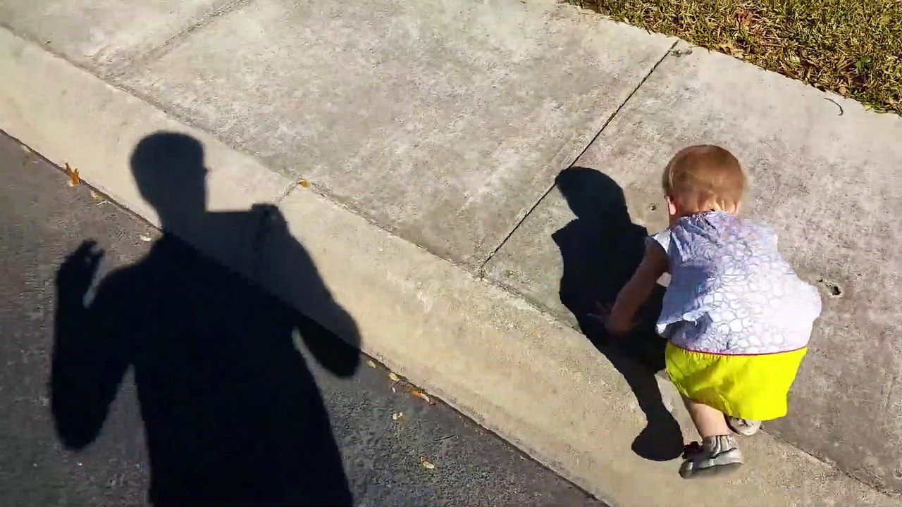 Regardez comment ce papa fait peur à sa fille... tellement drôle