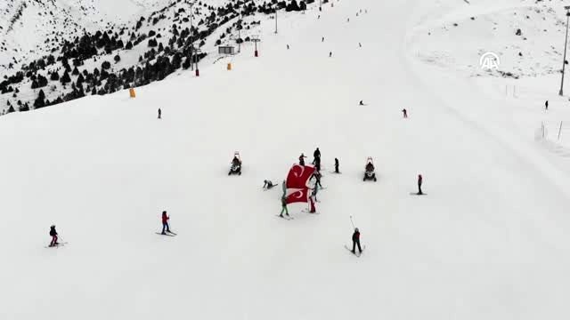 Türk bayrağını yırtan ırkçı Yunan milletvekiline tepki