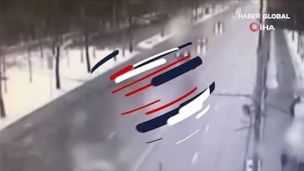 Ağaçlara çarpan lüks otomobil ikiye bölündü! O anlar kamerada