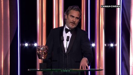 Tải video: Joaquin Phoenix reçoit le BAFTA du meilleur acteur pour Joker - BAFTAs  2020